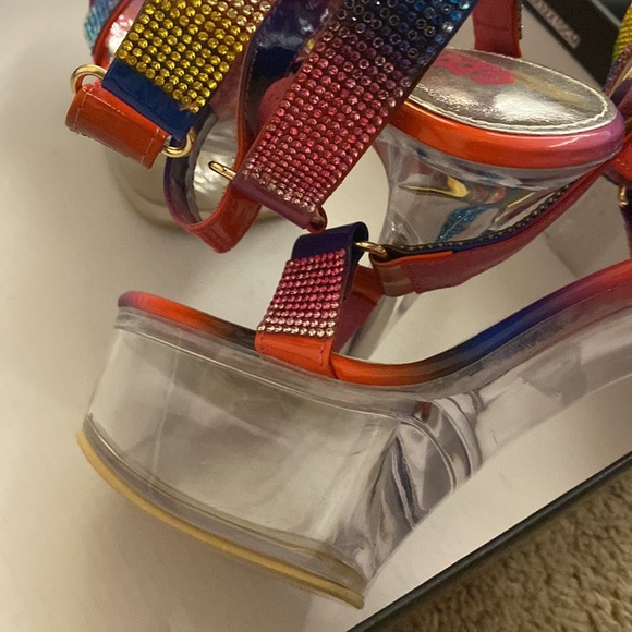 Golden Bulls Platform Heels - Picture 8 of 10